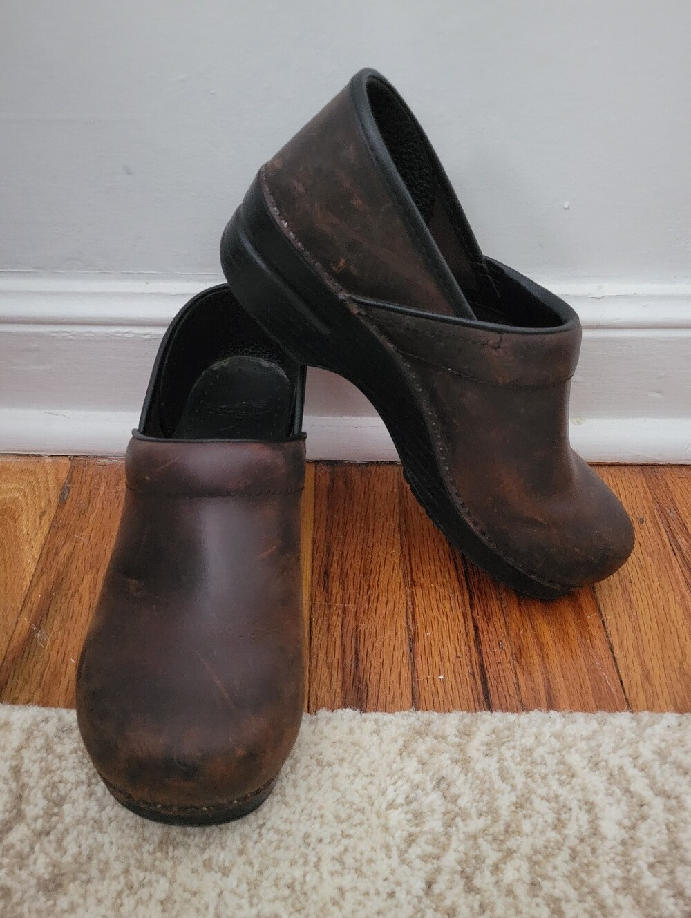 Dansko Professional Oiled Nubuck Clogs Size 40 Wide